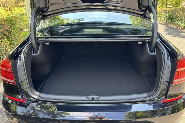 Used Volkswagen Passat 2017 330TSI DSG Luxury Edition Interior 8
