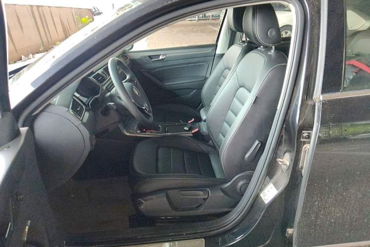 Used Volkswagen Passat  Left Front Seat