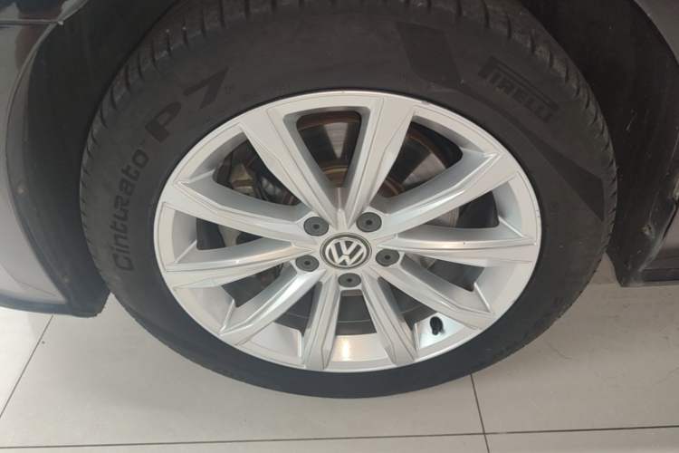 Used Volkswagen Passat 2017 330TSI DSG Luxury Edition Left Front Wheel Hub