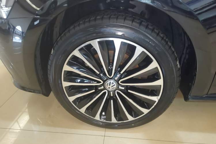Used Volkswagen Passat 2017 330TSI DSG Prestige Edition Left Front Wheel Hub