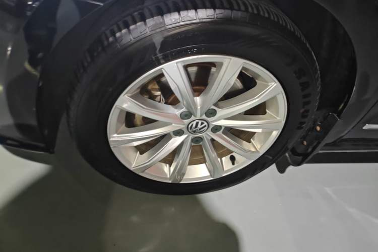 Used Volkswagen Passat 2017 280TSI DSG Luxury Edition Left Front Wheel Hub