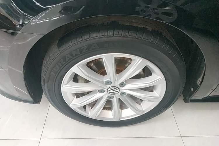 Used Volkswagen Passat 2017 330TSI DSG Luxury Edition Left Front Wheel Hub