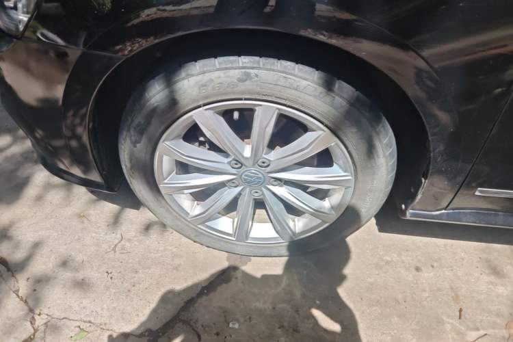 Used Volkswagen Passat 2017 330TSI DSG Luxury Edition Left Front Wheel Hub