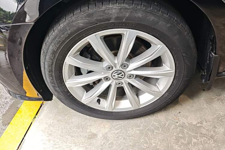 Used Volkswagen Passat 2017 280TSI DSG Luxury Edition Left Front Wheel Hub