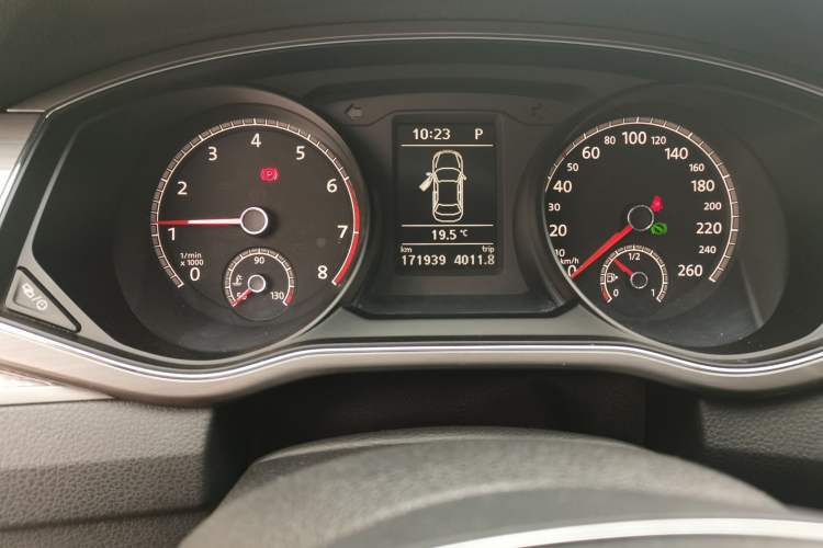 Used Volkswagen Passat 2017 330TSI DSG Luxury Edition Odometer Close Up