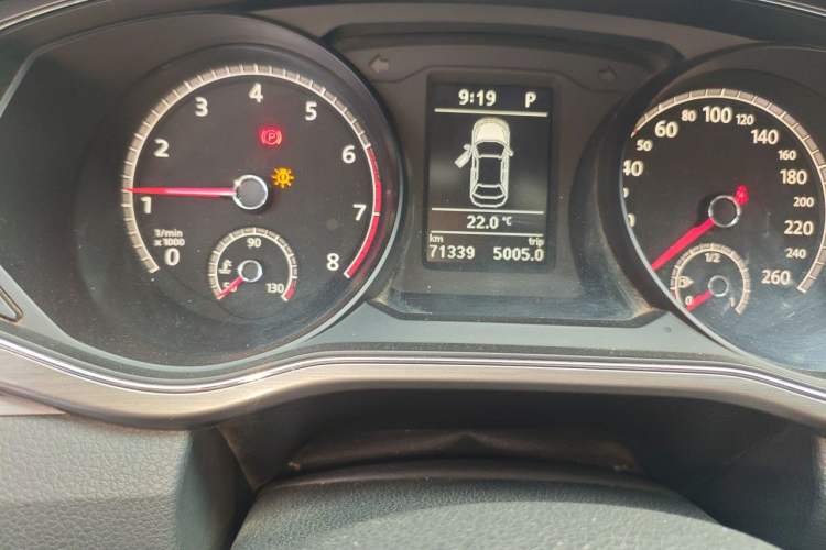 Used Volkswagen Passat 2017 330TSI DSG Luxury Edition Odometer Close Up