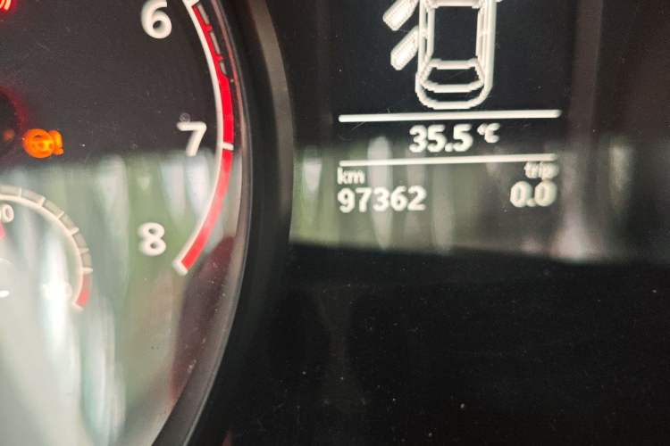 Used Volkswagen Passat 2017 330TSI DSG Luxury Edition Odometer Close Up