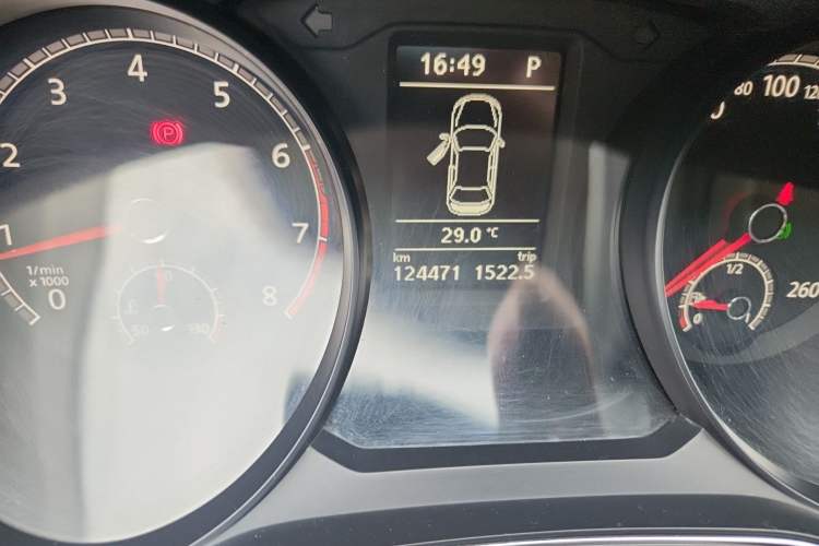 Used Volkswagen Passat 2017 330TSI DSG Luxury Edition Odometer Close Up
