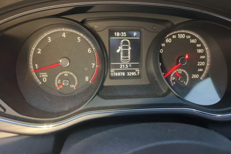 Used Volkswagen Passat 2017 330TSI DSG Luxury Edition Odometer Close Up