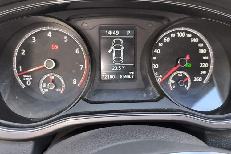 Used Volkswagen Passat 2017 330TSI DSG Luxury Edition Odometer Close Up
