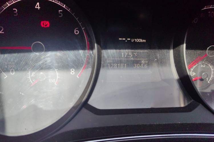 Used Volkswagen Passat 2017 330TSI DSG Luxury Edition Odometer Close Up