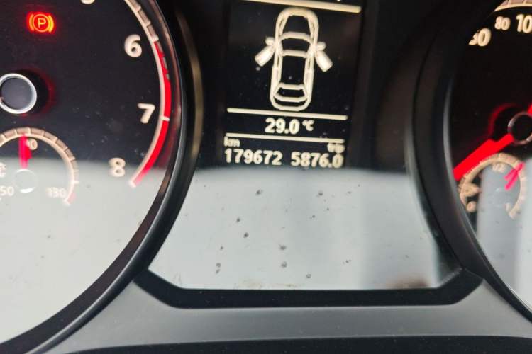 Used Volkswagen Passat 2017 280TSI DSG Luxury Edition Odometer Close Up
