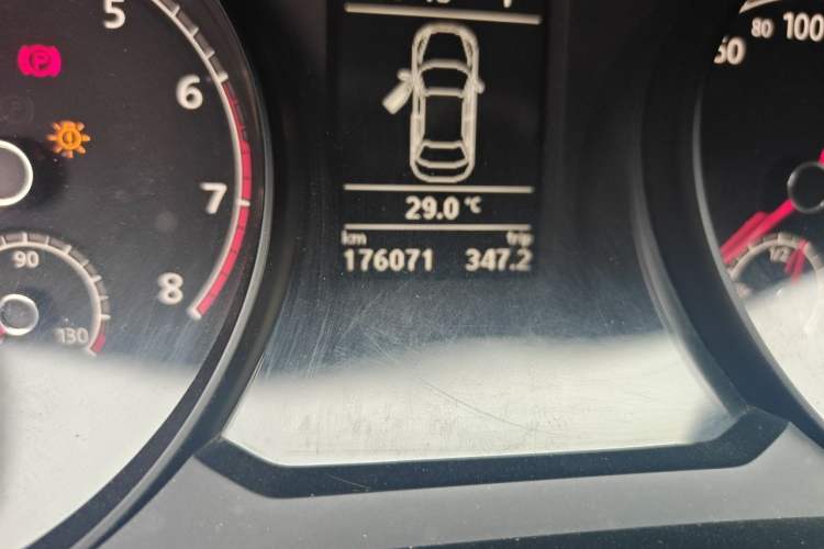 Used Volkswagen Passat 2017 330TSI DSG Luxury Edition Odometer Close Up