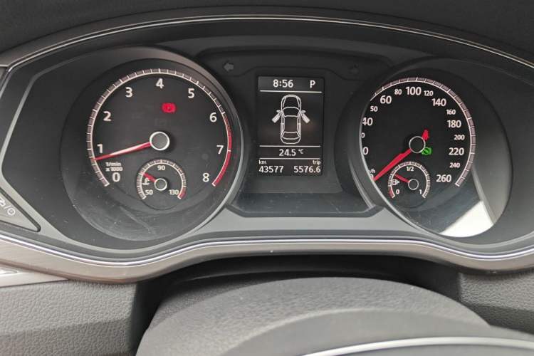 Used Volkswagen Passat 2017 330TSI DSG Luxury Edition Odometer Close Up