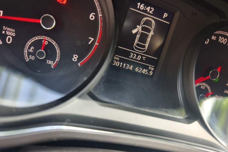 Used Volkswagen Passat 2017 330TSI DSG Luxury Edition Odometer Close Up