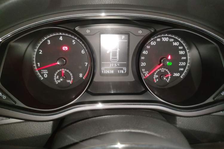 Used Volkswagen Passat 2017 330TSI DSG Luxury Edition Odometer Close Up