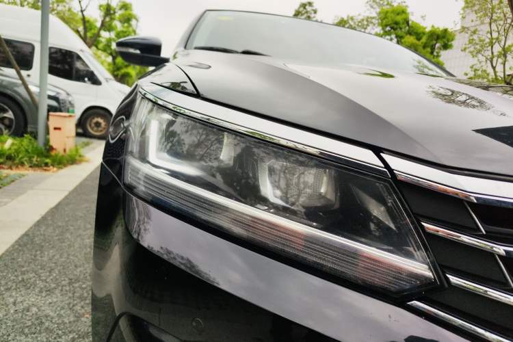 Used Volkswagen Passat 2017 330TSI DSG Luxury Edition Right Front Headlight