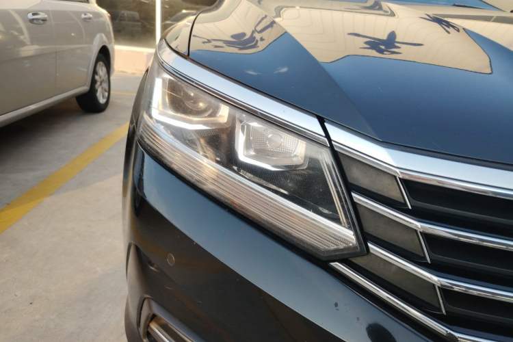 Used Volkswagen Passat 2017 330TSI DSG Luxury Edition Right Front Headlight