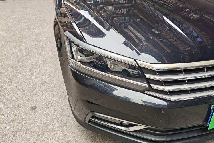 Used Volkswagen Passat  Right Front Headlight