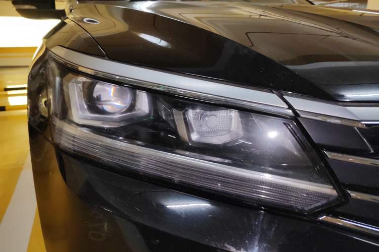 Used Volkswagen Passat 2017 330TSI DSG Luxury Edition Right Front Headlight