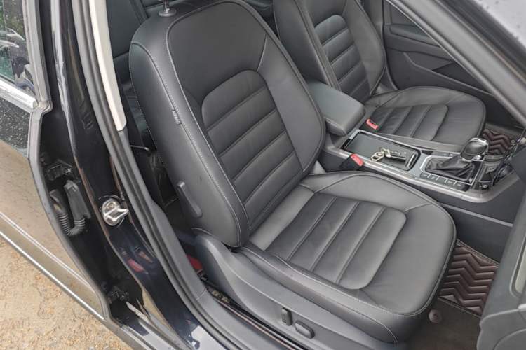 Used Volkswagen Passat 2017 330TSI DSG Luxury Edition Right Front Seat