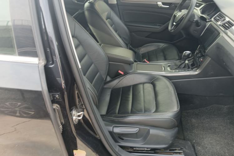 Used Volkswagen Passat 2017 330TSI DSG Luxury Edition Right Front Seat