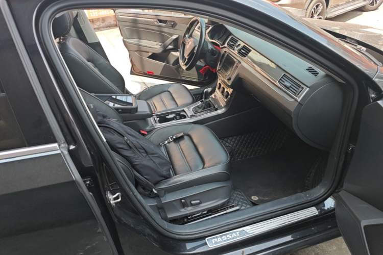 Used Volkswagen Passat 2017 330TSI DSG Luxury Edition Right Front Seat
