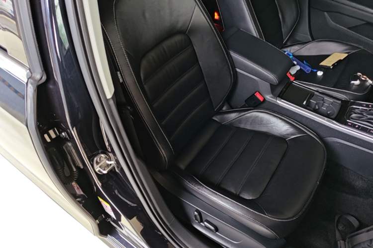 Used Volkswagen Passat 2017 280TSI DSG Luxury Edition Right Front Seat