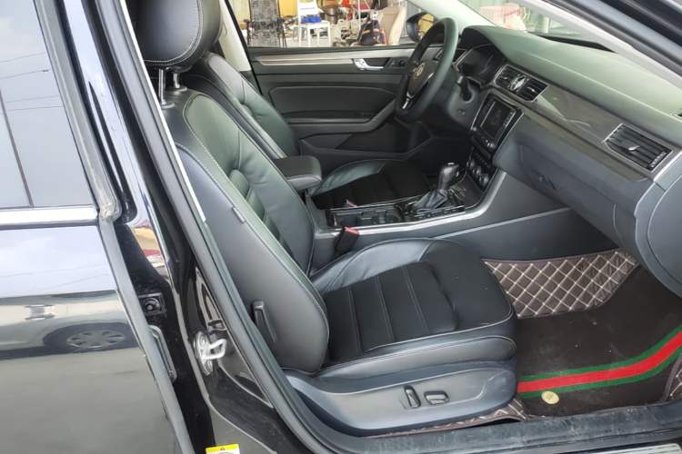 Used Volkswagen Passat 2017 330TSI DSG Luxury Edition Right Front Seat