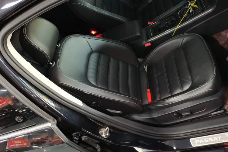 Used Volkswagen Passat 2017 330TSI DSG Luxury Edition Right Front Seat