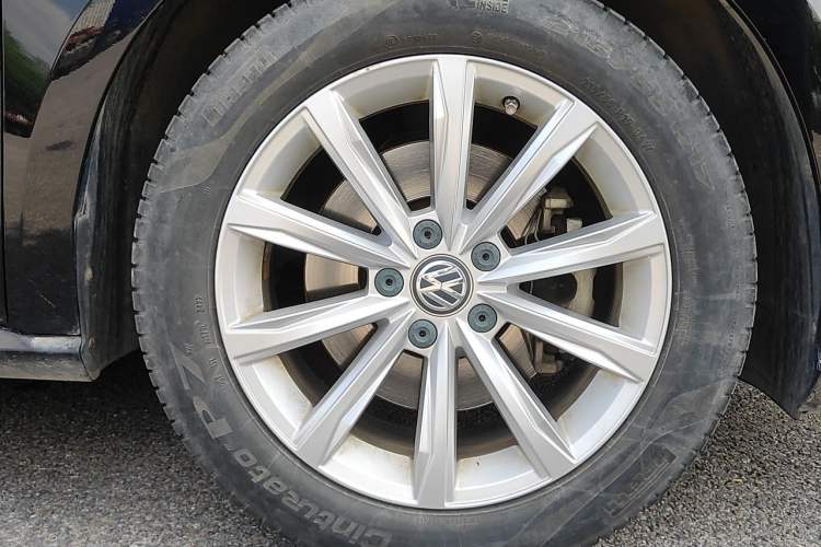 Used Volkswagen Passat 2017 330TSI DSG Luxury Edition Right Front Wheel Hub