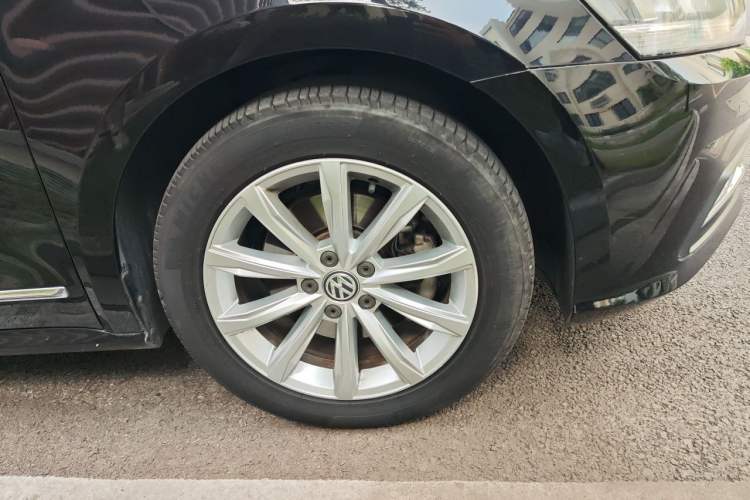Used Volkswagen Passat 2017 330TSI DSG Luxury Edition Right Front Wheel Hub