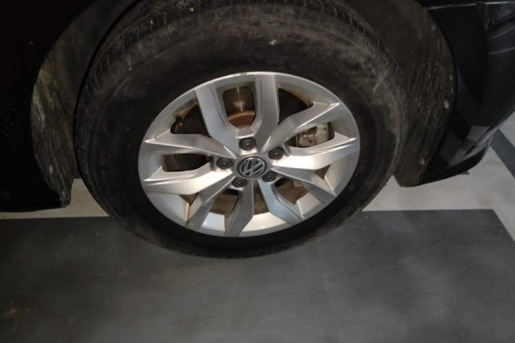 Used Volkswagen Passat 2017 280TSI DSG Luxury Edition Right Front Wheel Hub