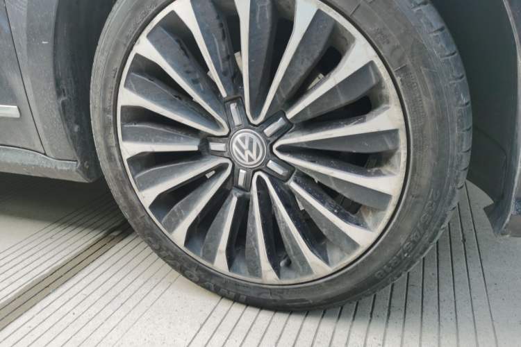 Used Volkswagen Passat 2017 330TSI DSG Prestige Edition Right Front Wheel Hub