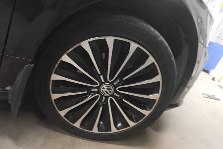 Used Volkswagen Passat 2017 330TSI DSG Prestige Edition Right Front Wheel Hub