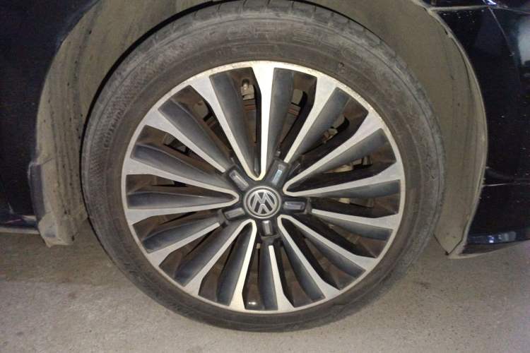 Used Volkswagen Passat 2017 330TSI DSG Prestige Edition Right Front Wheel Hub