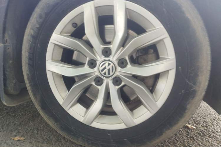 Used Volkswagen Passat 2017 280TSI DSG Luxury Edition Right Front Wheel Hub