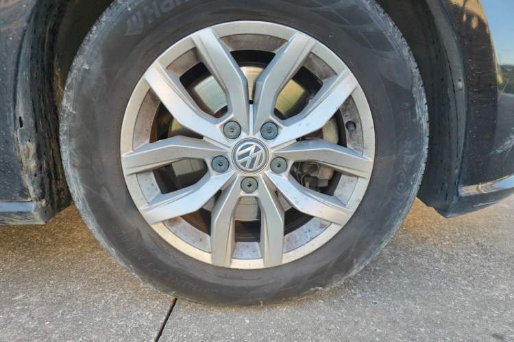 Used Volkswagen Passat 2017 280TSI DSG Luxury Edition Right Front Wheel Hub