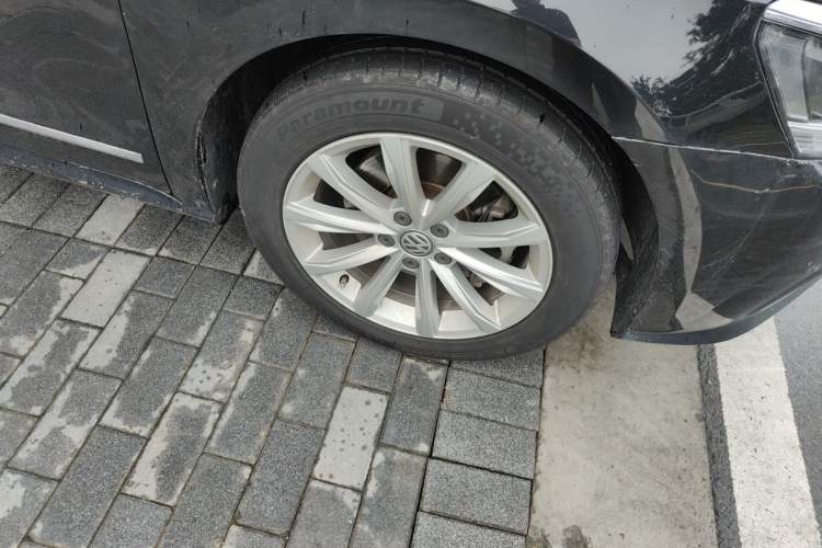 Used Volkswagen Passat 2017 280TSI DSG Luxury Edition Right Front Wheel Hub