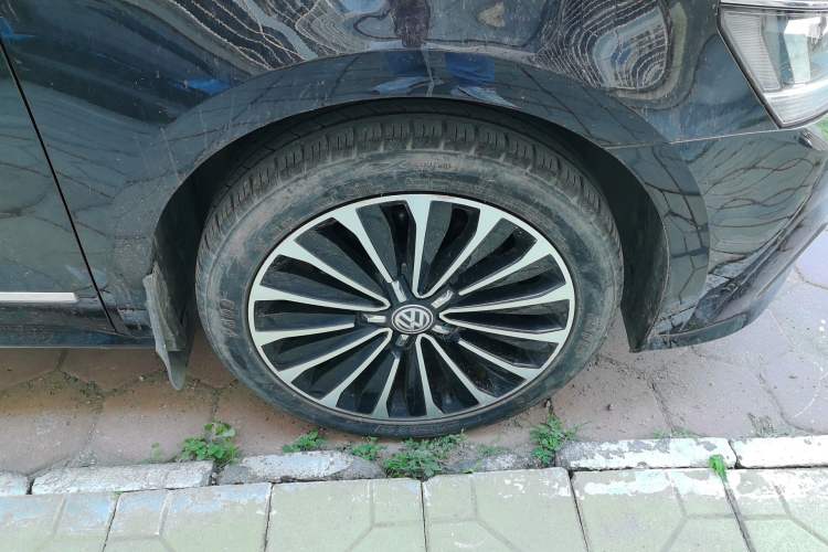 Used Volkswagen Passat 2017 330TSI DSG Prestige Edition Right Front Wheel Hub