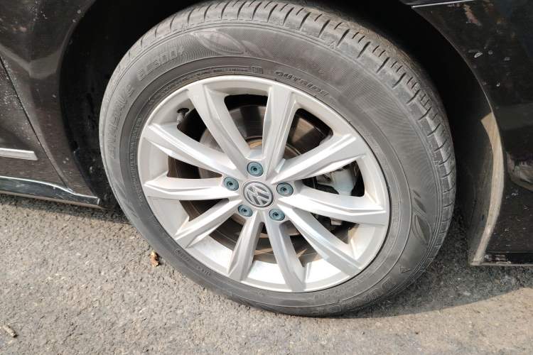 Used Volkswagen Passat 2017 330TSI DSG Luxury Edition Right Front Wheel Hub