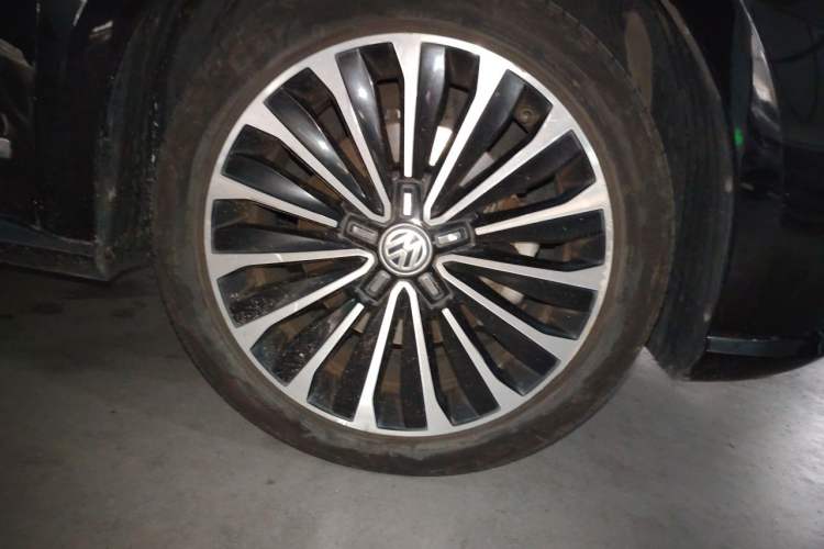 Used Volkswagen Passat 2017 330TSI DSG Prestige Edition Right Front Wheel Hub