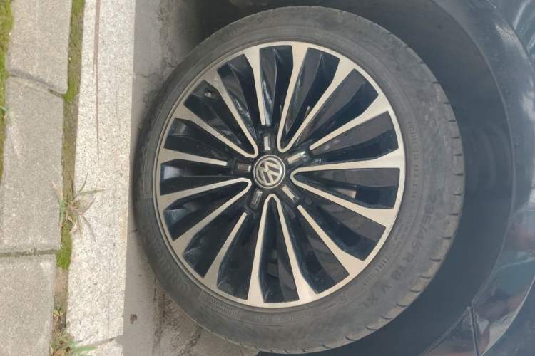 Used Volkswagen Passat 2017 330TSI DSG Prestige Edition Right Front Wheel Hub