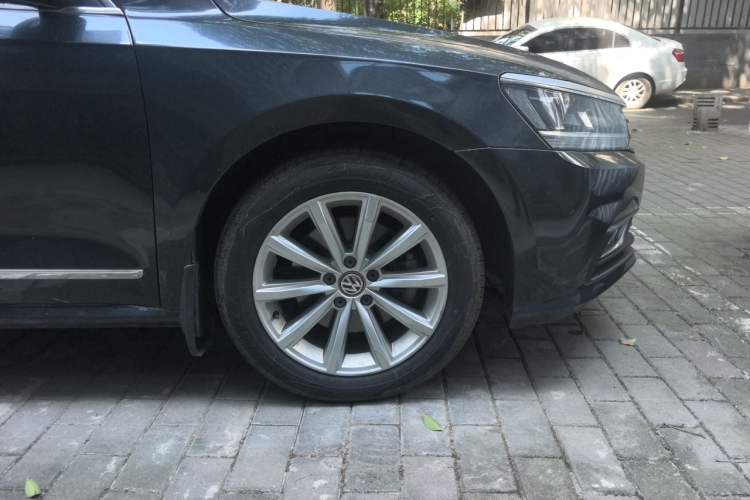 Used Volkswagen Passat 2017 330TSI DSG Luxury Edition Right Front Wheel Hub