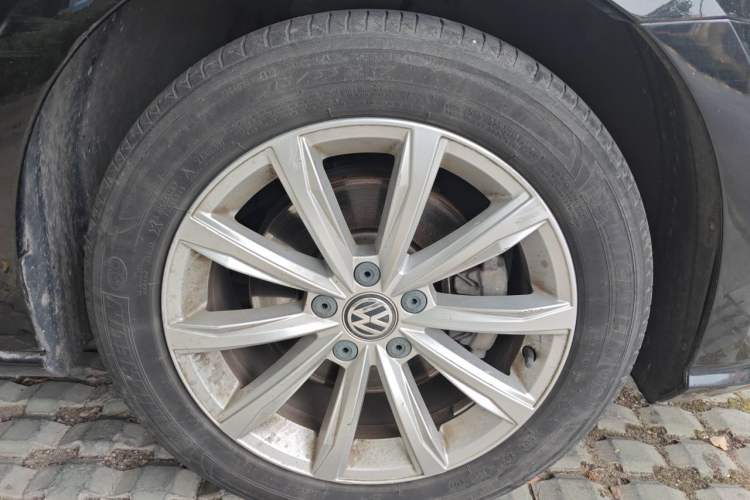 Used Volkswagen Passat 2017 330TSI DSG Luxury Edition Right Front Wheel Hub