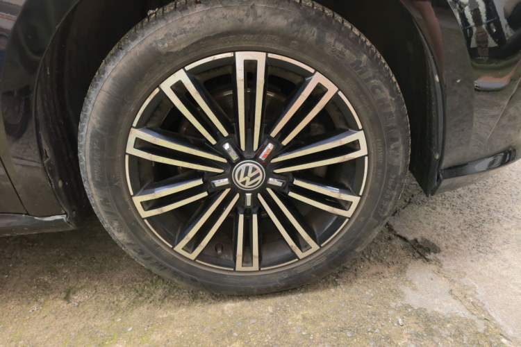 Used Volkswagen Passat 2017 330TSI DSG Prestige Edition Right Front Wheel Hub