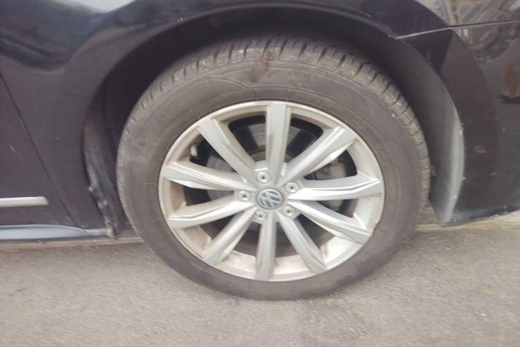 Used Volkswagen Passat 2017 280TSI DSG Luxury Edition Right Front Wheel Hub