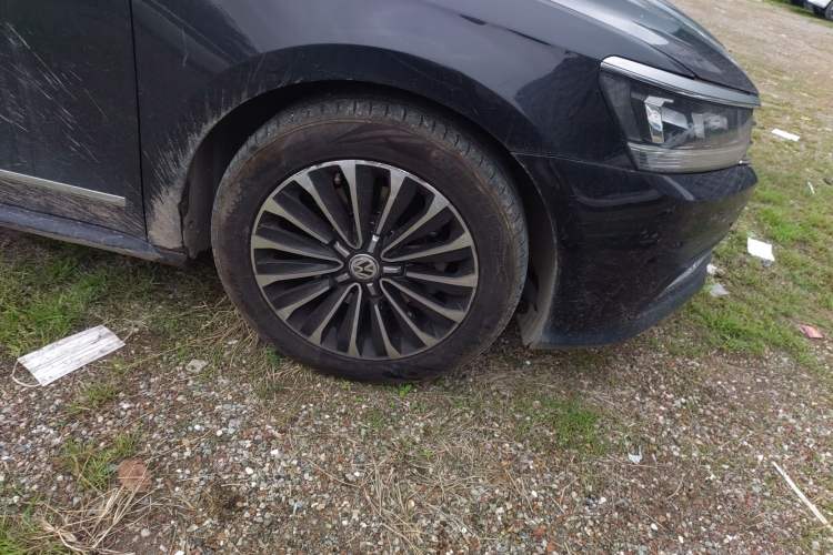 Used Volkswagen Passat 2017 330TSI DSG Luxury Edition Right Front Wheel Hub