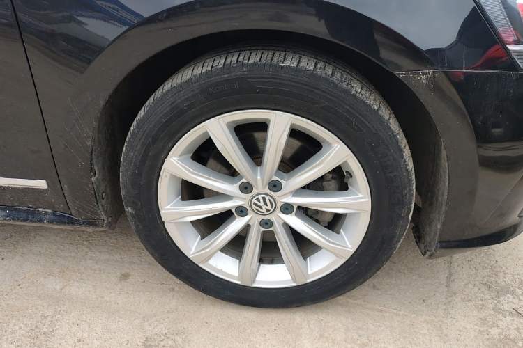 Used Volkswagen Passat 2017 330TSI DSG Luxury Edition Right Front Wheel Hub