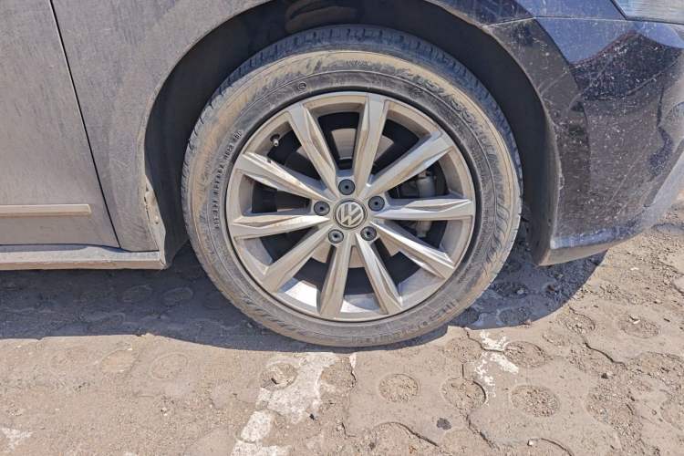 Used Volkswagen Passat 2017 330TSI DSG Luxury Edition Right Front Wheel Hub